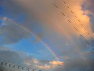 夕焼け空に虹ふたつ